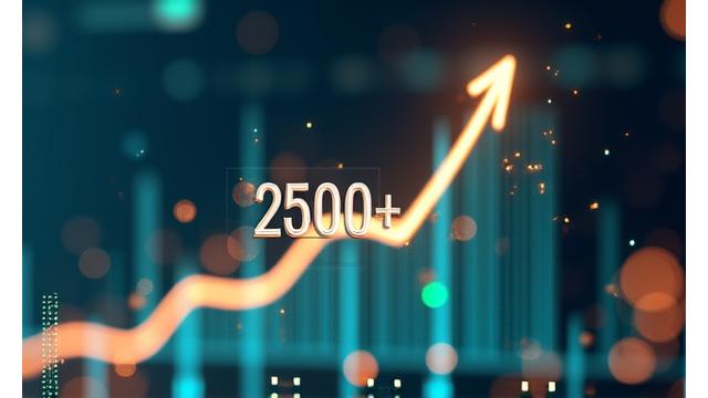 Gráfico de crecimiento ascendente con el logotipo de Senda Plena y un letrero de '2500+ usuarios', destacando el reconocimiento como líder en salud tecnológica en 2024.