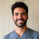 Retrato profesional del Dr. Carlos Sánchez, fisioterapeuta