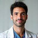 Retrato profesional del Dr. Javier González, cardiólogo