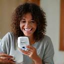 Persona sonriendo mientras configura un nuevo dispositivo de salud